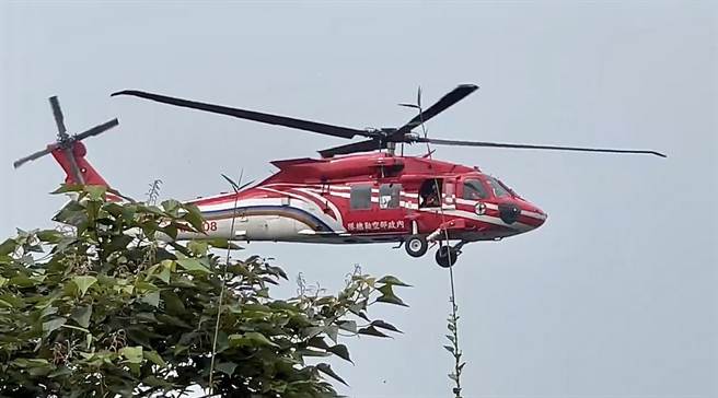 直升机在彰化县、南投县交界的八卦台地尝试实施吊挂作业失败。（民眾提供／杨静茹南投传真）