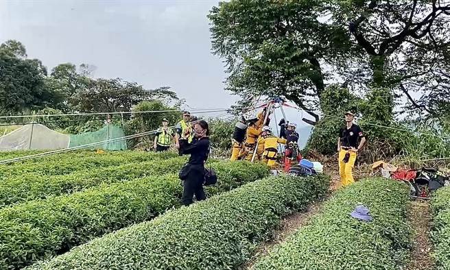 直升机吊挂作业失败，南投县消防局改架设绳索协助2受伤移工就医。（民眾提供／杨静茹南投传真）
