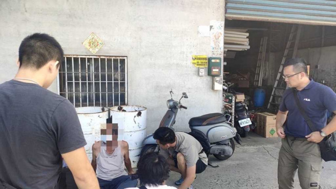 吳男在2名男童面前，殺害他們的父母。（圖／翻攝畫面）