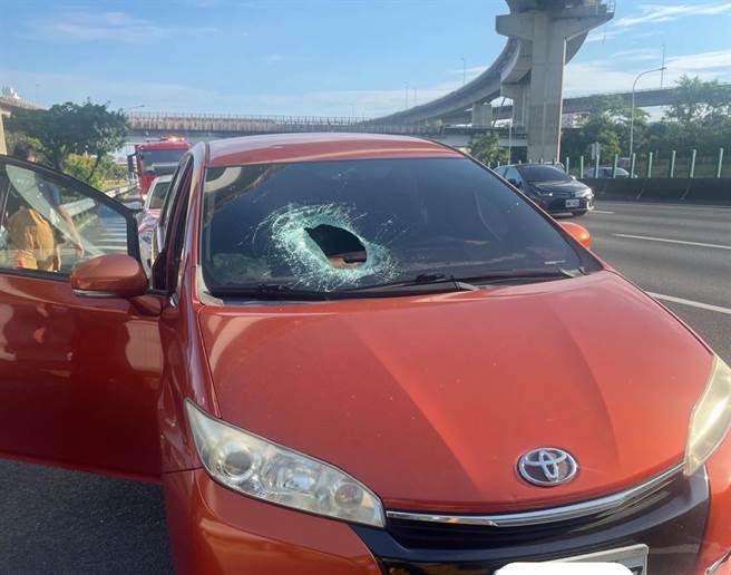 50岁陈姓男子于今（17）日下午3时54分驾驶自小客车行经国道1号北向362.3公里鼎金路段时，一片来路不明的铁片砸破挡风玻璃，同车的乘客命大，仅受轻伤。（翻摄照片／林瑞益高雄传真）