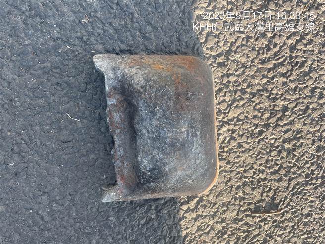 这块来路不明的铁片（图）17日直接击中一辆自小客车的挡风玻璃，造成车上乘客受轻伤。（翻摄照片／林瑞益高雄传真）