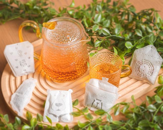 「台湾特色茶包礼盒」6款风味茶包共计12入，加赠限量设计明信片1张。 每组定价980，特价880元。(台北中山九昱希尔顿逸林酒店提供)