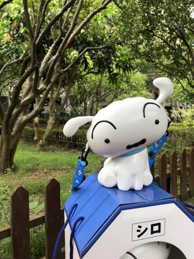 中秋限定「小白造型桶」，可开式帽盖设计同时也是收纳好物，还可装上背带随身背着趴趴走耍萌。(卡滋爆米花提供)