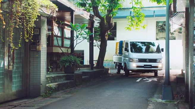 CARRY最小迴转半径为4.4m，可灵活穿梭于街道巷弄，载运货物无往不利。（TAIWAN SUZUKI提供／陈大任台北传真）