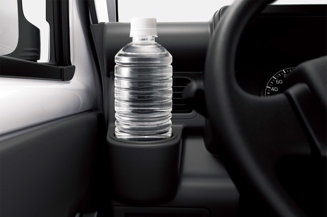 驾驶座侧附加置杯架。（TAIWAN SUZUKI提供／陈大任台北传真）