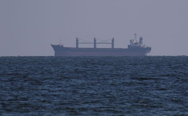 悬挂帛琉国旗的散装货轮亚罗亚特号，抵达乌克兰切尔诺莫斯克港口装载谷物。(图/路透社)