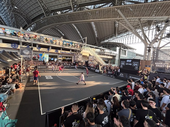 ABSOLUTE3x3台中站在台中火车站二楼广场进行。(ABSOLUTE3x3提供)