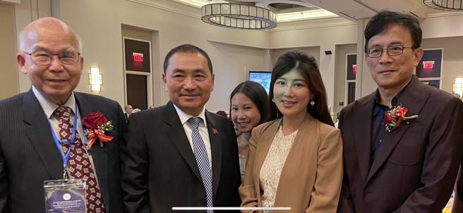 侯友宜访美)出席纽泽西州「全美台湾同乡联谊会第45届年会，媒体人彭文正17日晚间PO出他和妻子李晶玉与侯友宜(左二)的合照。(摘自彭文正脸书)

