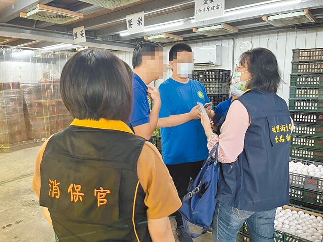 进口蛋食安爆争议，桃园市卫生局15日稽查发现，1家蛋品工厂将来自巴西、土耳其等进口蛋生产成未杀菌液蛋，但产地竟标示「台湾」，依法开罚。（桃园市卫生局提供）