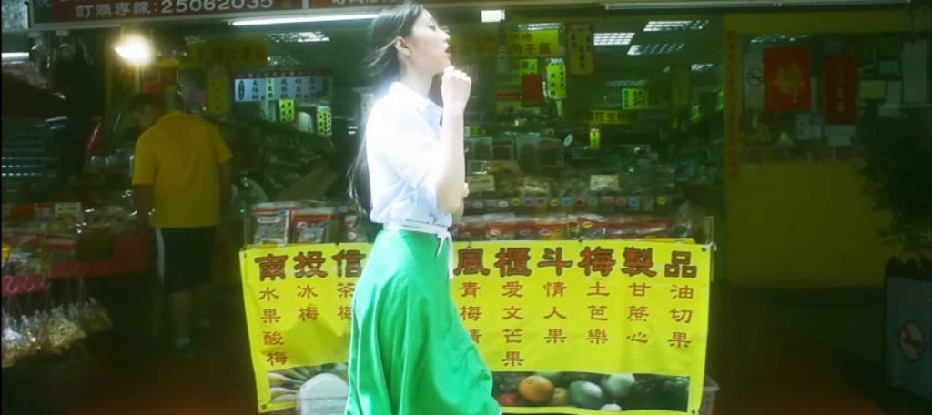 「back number」，2013年的單曲〈高嶺の花子さん〉MV中可看見台灣傳統市場的景色和街景。（圖／翻攝自YT back number 〈高嶺の花子さん〉MV）