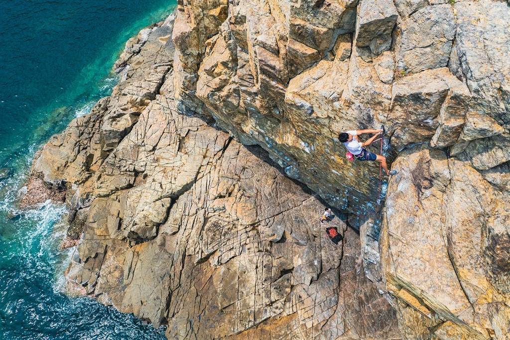 香港的隱世祕境東龍洲，島上擁有多個歷史遺跡，最適合攀友登島挑戰攀登岩壁後漫步探索。(香港旅遊局提供)