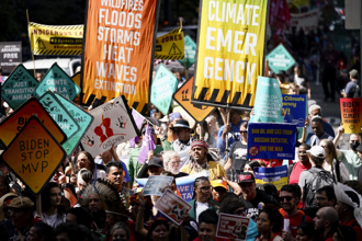 聯合國大會前紐約街頭萬人示威 籲終結化石燃料
