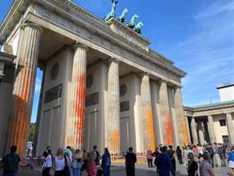 示威者對柏林地標布蘭登堡門噴漆 要德政府應對氣候變化