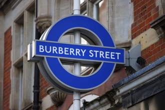 倫敦時裝周》Burberry打造「Burberry Street」 騎士藍席捲倫敦街頭