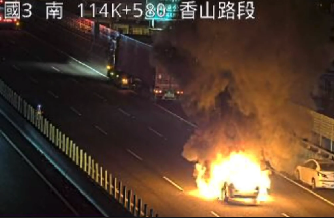国道3号轿车爆「大火球」，堵香山段路中。(翻摄记者爆料量网@七妖妖)
