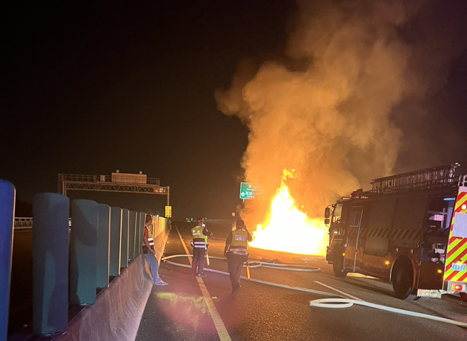 国道3号轿车爆「大火球」，堵香山段路中。(翻摄记者爆料量网@七妖妖)