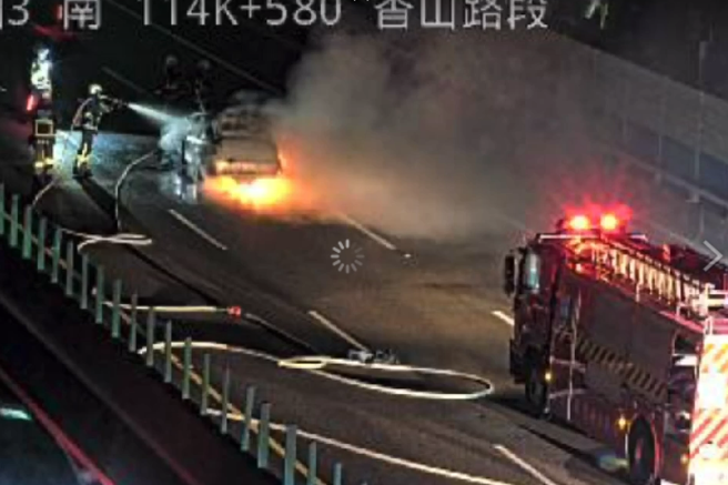 国道3号轿车爆「大火球」，消防正在进行灌救。(翻摄记者爆料量网@七妖妖)