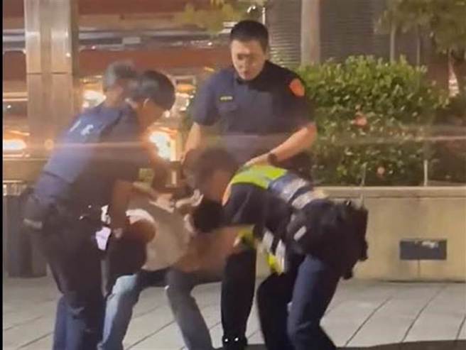 高铁桃园站女腹部遭「一刀刺入」重伤  ，恐怖前男友遭10警压制，遭法院收押禁见。(民眾提供／吕筱蝉桃园传真)