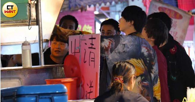 本刊直击由川谷绘音担任主唱的日本乐团「indigo la End」，正在新北市镇南宫大阵仗拍摄MV。（图／本刊摄影组）