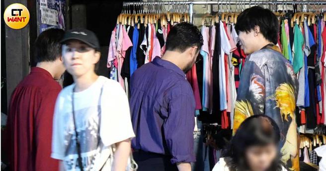 当晚川谷绘音一行人除了去宫庙外，还就近逛了夜市，在卖衣服的摊贩前驻足，认真欣赏了一下夜市流行款。（图／本刊摄影组）