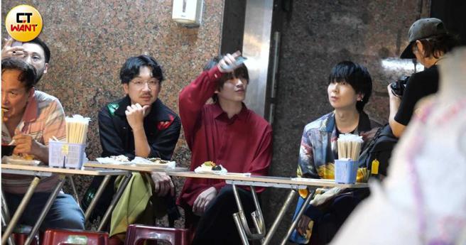 四位成员跟着一旁的民眾并排而坐，除了每人一碗麵外，还点了凉拌皮蛋豆腐和一些小菜。（图／本刊摄影组）