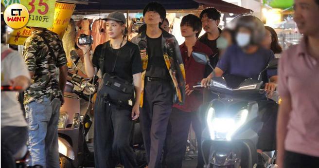 川谷绘音一行人在夜市取景，他沿路手上一直拿着小电扇吹风。（图／本刊摄影组）
