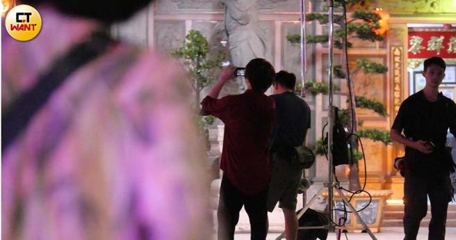 乐团成员们对于台湾庙宇相当有兴趣，不时拿手机到处拍摄。（图／本刊摄影组）