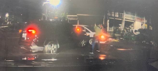 高雄楠梓區於18日凌晨驚聞槍聲，圖為嫌疑人開白色汽車撞擊偵防車。（翻攝照片／林瑞益高雄傳真）