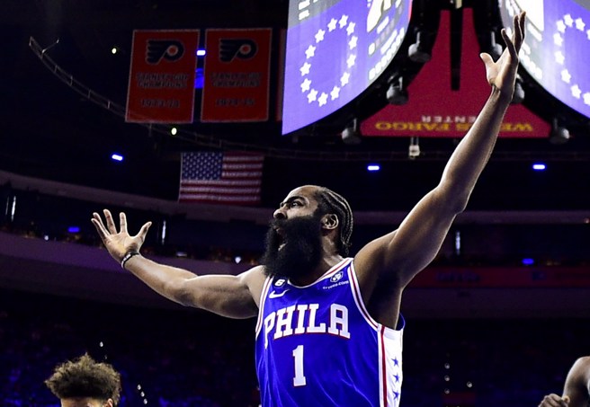 哈登新球季仅剩乖乖到七六人训练营报到「装乖」一途。(美联社资料照)