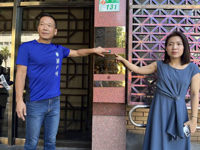 台北市議員鍾小平（圖左）及徐巧芯（圖右）到台北地檢署告發陳吉仲瀆職。（照片 / 林偉信攝影）