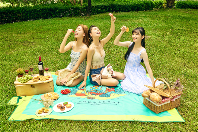 王品集团30年旗下25个品牌设计25款野餐垫组，即日起在全台门店开卖。（王品提供）