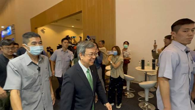 行政院长陈建仁今（18）日露面，面对媒体堵访「周四会请陈吉仲说明吗？」，他点头直说「当然当然」，旋即快步离去。（柯宗纬摄）