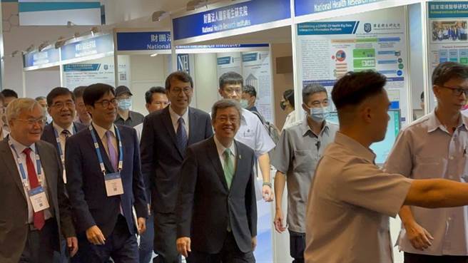 行政院长陈建仁今（18）日露面，面对媒体堵访「周四会请陈吉仲说明吗？」，他点头直说「当然当然」，旋即快步离去。（柯宗纬摄）