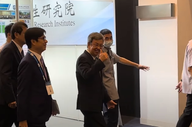 被问及陈吉仲请辞原因是否跟鸡蛋有关时，陈建仁耐人寻味地比出大拇指。（翻摄自影片）