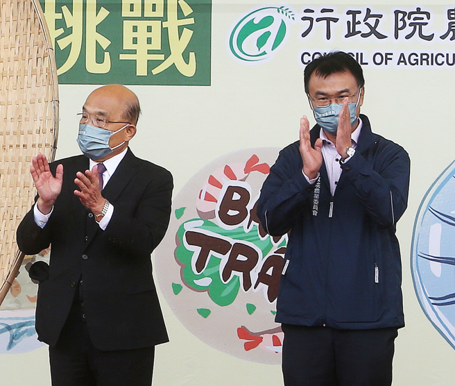 农业部长陈吉仲（右）传出请辞消息，前行政院长苏贞昌（左）痛斥「有人急着放话操作」。（资料照，陈怡诚摄）