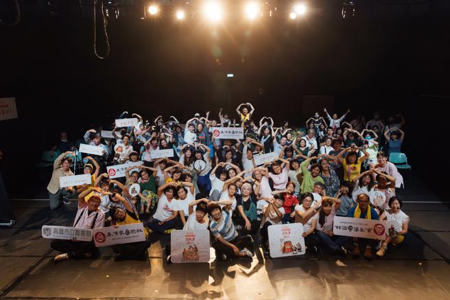 「有故事的人：青银共作戏剧工作坊」为期12周课程，带领乐龄学员们以「戏剧」打开自我的无限挑战。于高市图三民分馆盛大举办成果发表会。（图片来源：高雄市文化局提供）