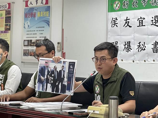 新北市议员卓冠廷出示新北市政府回覆议会的公文，痛批新北市秘书处长饶庆钰公然说谎。（蔡亚桦摄）