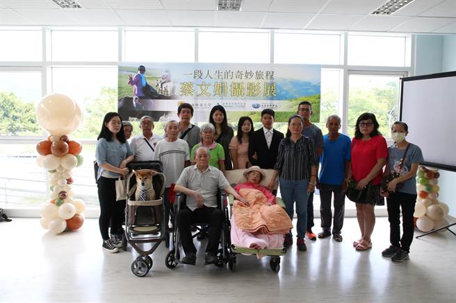 55岁的蔡文娟热爱旅游与摄影，希望有天能办理摄影展向眾人分享环游列国的作品，罹患肺腺癌末期后，在安寧医护团队的协助下，一圆办展梦。（门诺医院提供／罗亦晽花莲传真）