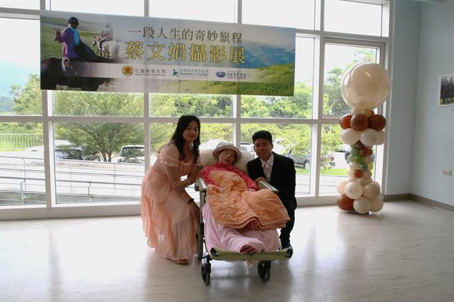 55岁的蔡文娟热爱旅游与摄影，希望有天能办理摄影展向眾人分享环游列国的作品，罹患肺腺癌末期后，在安寧医护团队的协助下，一圆办展梦，其明年将结婚的侄儿也在展览开幕当天，换上礼服，让她提前担任证婚人。（门诺医院提供／罗亦晽花莲传真）