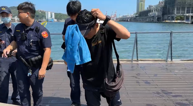 131舰队海军士官长季克蛟，今（18日）路过基隆市海洋广场，撞见一名79岁的老妇人落入海中，随即纵身跳海救援。（照片 /   民眾提供）