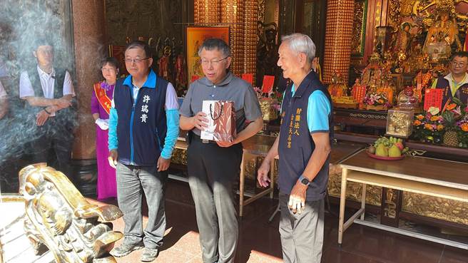 许瑞贵(左)强调与柯文哲(中)是「不期而遇」，仍以无党籍身分参选立委到底。（萧嘉蕙摄）