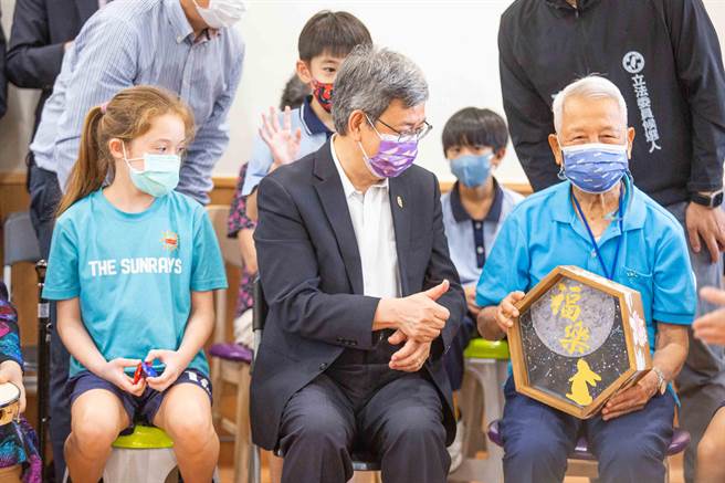 行政院長陳建仁（中）18日上午至高雄、全台首創的校園日照中心「福樂學堂」視察。（袁庭堯攝）