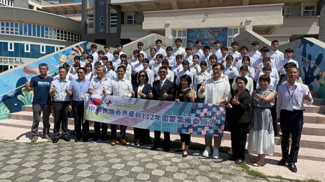 国庆筹备会，今天来关心马公高中合唱团准备情形。（民眾提供／许逸民澎湖传真）