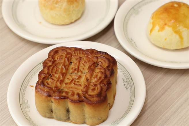 中秋月饼百百种，营养师建议可从「油脂低、糖分少、份量小」3点挑选月饼，另可透过与人分食、勿当正餐、搭配无糖饮料及饭后散步等方式助体重不失控。（大里仁爱医院提供／潘虹恩台中传真）