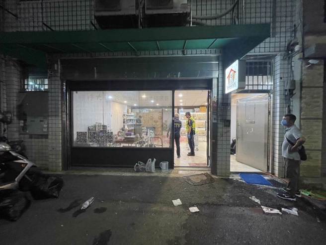 当晚19岁陈姓、张姓少年持刀闯入宠物店，对着25岁的林姓店员一阵猛砍，林姓男子拼命闪躲，但寡不敌眾，混乱中右手臂几乎被砍断，警方获报赶往现场，将挂彩的3人都送医。（民眾提供／吴建辉彰化传真）