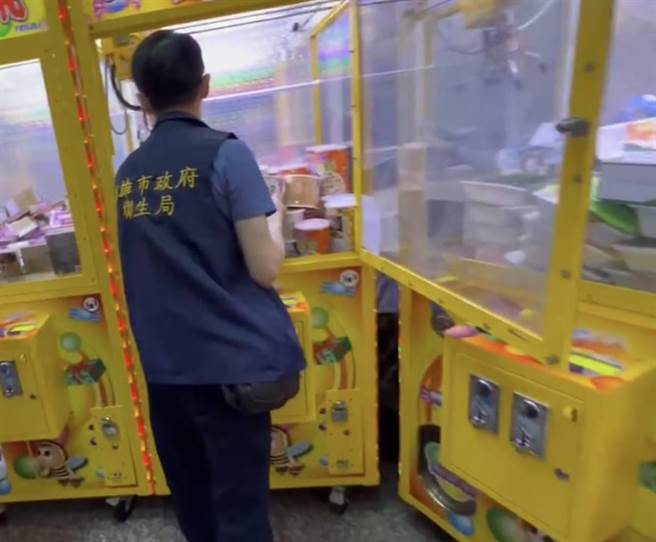 高雄市楠梓區有夾娃娃業者被抓包竟擺售11件過期食品，包括彩虹爆米花、韓國不倒翁杯麵等，高市衛生局獲報稽查，依違法《食品衛生管理法》開罰6萬以上罰鍰，並現場監督銷毀。（柯宗緯翻攝）
