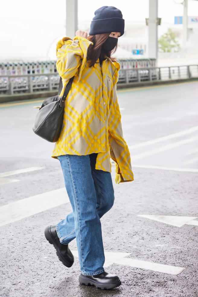 全智贤全身包裹严实，不露脸更能感受到他的时髦衣品。（Burberry提供／林欣仪台北传真）