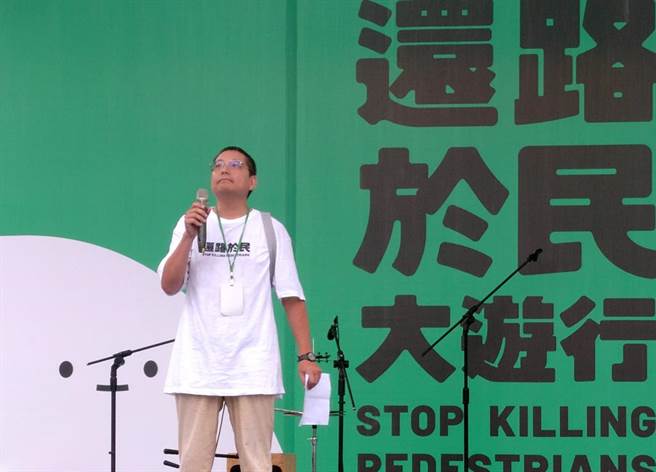 遭未礼让行人轿车撞死的台南余姓女童父亲，日前特地北上参加「还路于民」大游行。（中时资料照，黄世麒摄）