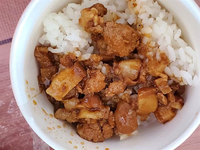 云林县滷肉饭节2022年专业店家组冠军李记排骨18日在记者会分享他们的神级滷肉饭。（周丽兰摄）