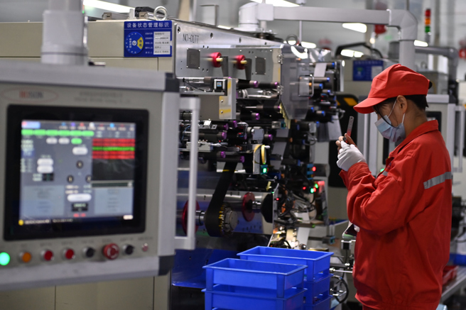 根據一份為歐盟的文件，除非採取強有力措施，否則在2030年前，歐盟將嚴重依賴中國的電池，如同俄烏戰爭前對俄羅斯的能源依賴。圖為甘肅的電池廠。（圖/美聯社）